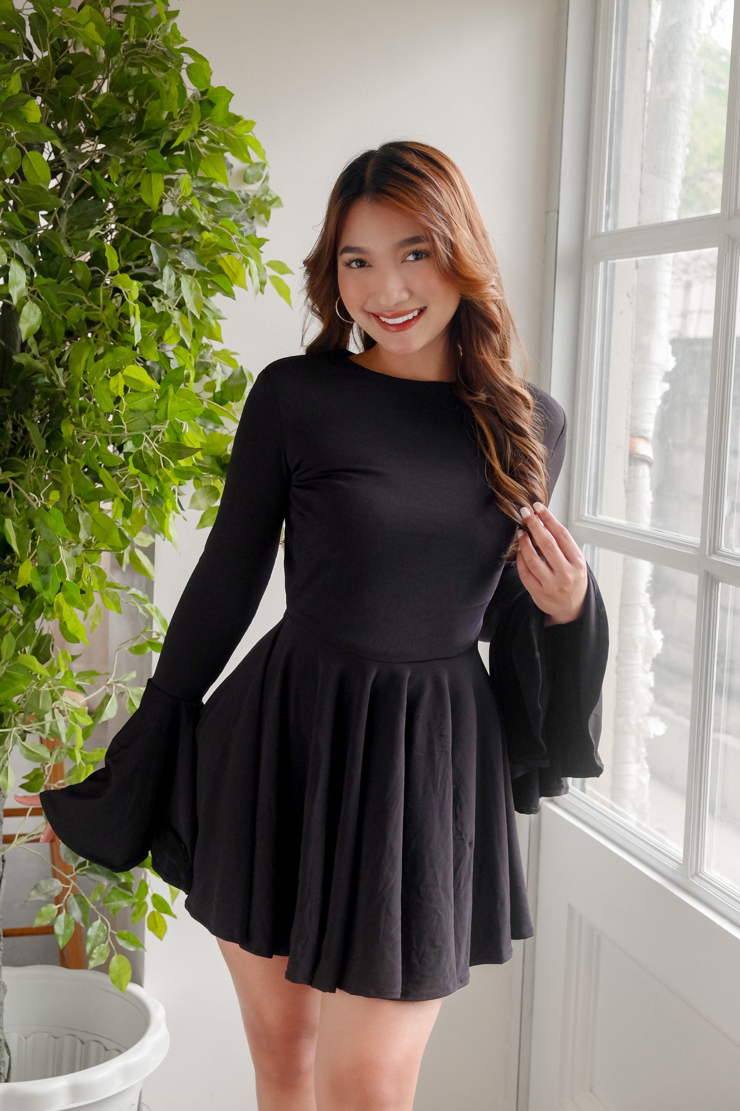 Longsleeved Backless Mini Dress