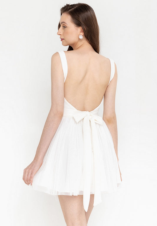 White long sleeve backless dress | Long sleeve backless dress, White long  sleeve dress, White bodycon dress