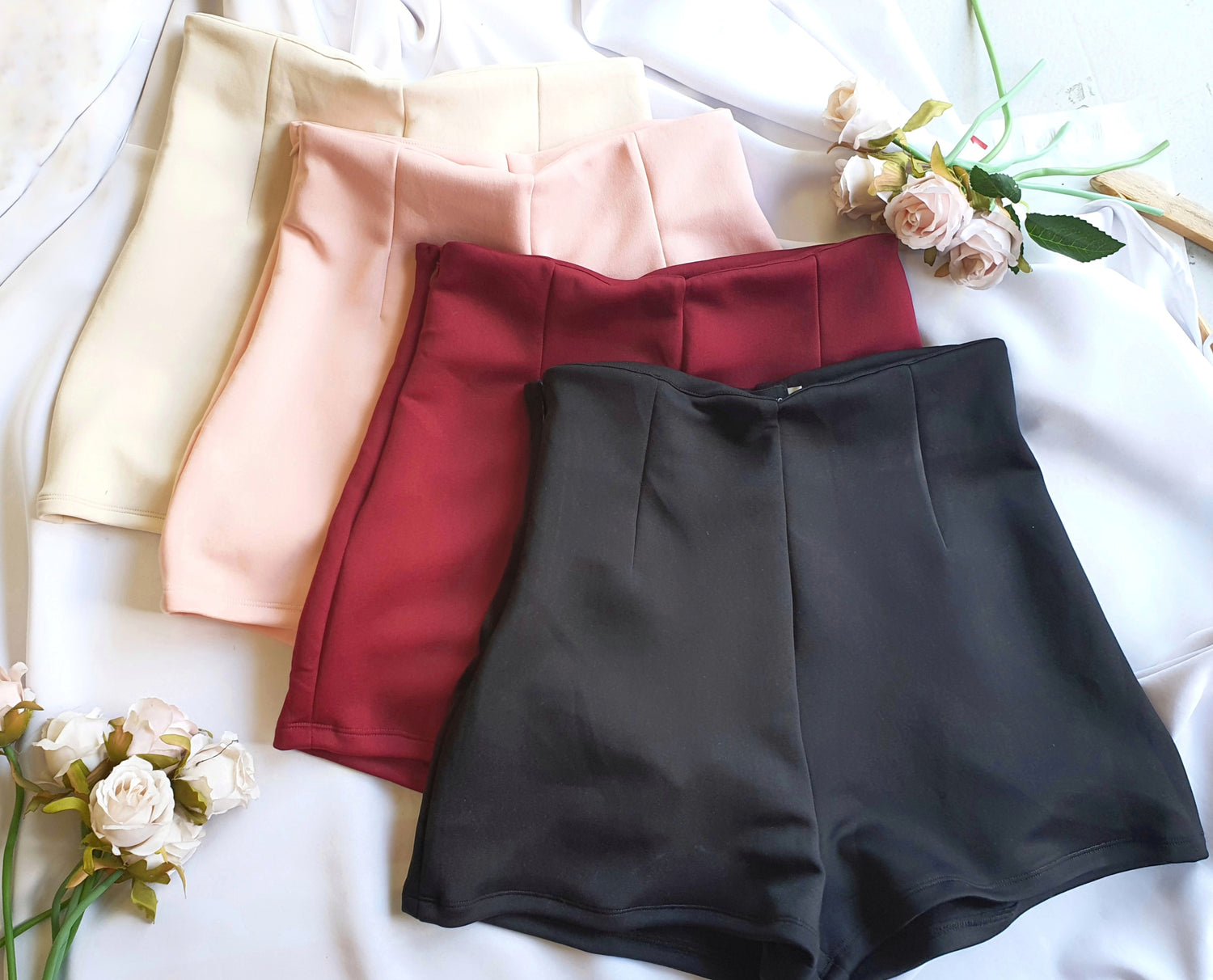 High-waisted Shorts in Maroon