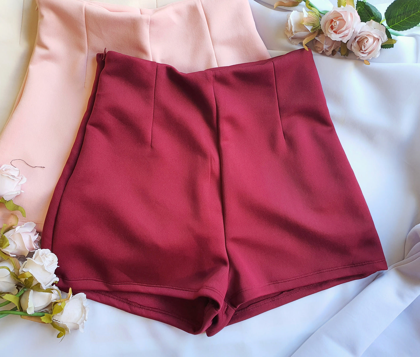 High-waisted Shorts in Maroon