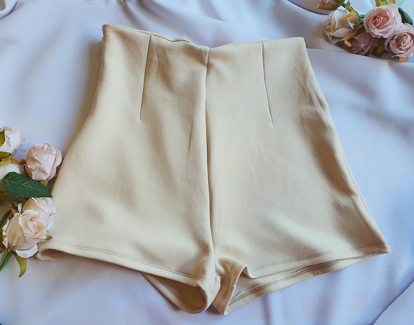 High-waisted Shorts in Nude